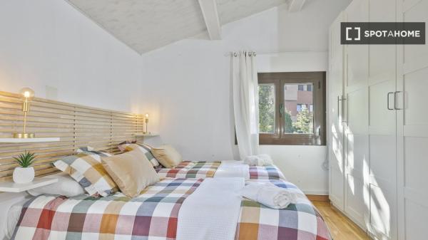 Pokój do wynajęcia w domu z 3 sypialniami w Barcelonie