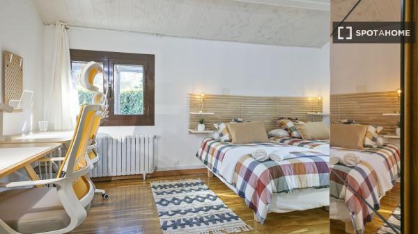 Pokój do wynajęcia w domu z 3 sypialniami w Barcelonie