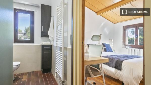 Pokój do wynajęcia w domu z 3 sypialniami w Barcelonie
