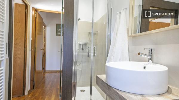 Pokój do wynajęcia w domu z 3 sypialniami w Barcelonie