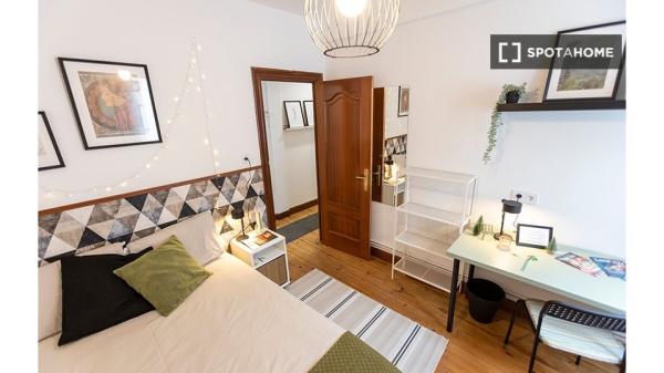 Chambre à louer dans un appartement de 5 chambres à Bilbao, Bilbao