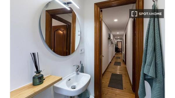 Chambre à louer dans un appartement de 5 chambres à Bilbao, Bilbao