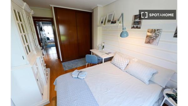 Pokój do wynajęcia w 4-pokojowym mieszkaniu w Bilbao, Bilbao