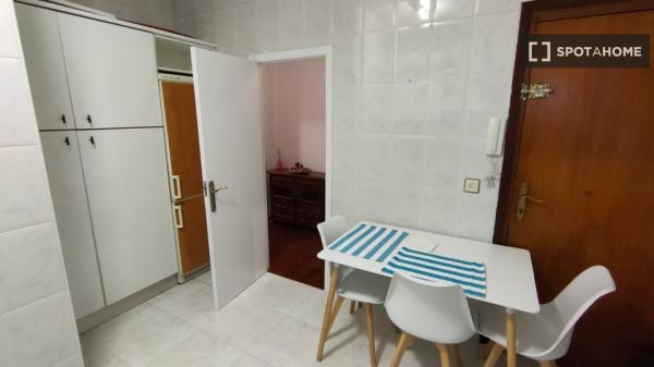 Se alquila habitación en piso de 3 habitaciones en Bilbao, Bilbao