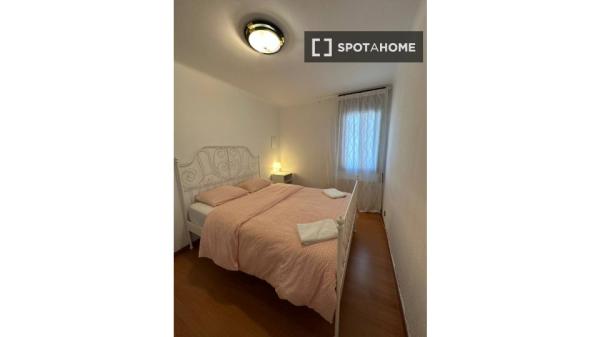 Se alquila habitación en piso de 4 habitaciones en Badalona, Barcelona