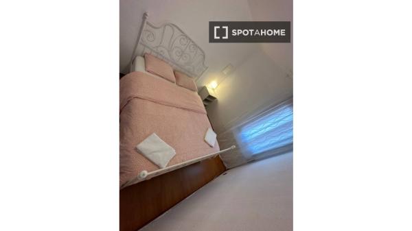 Se alquila habitación en piso de 4 habitaciones en Badalona, Barcelona