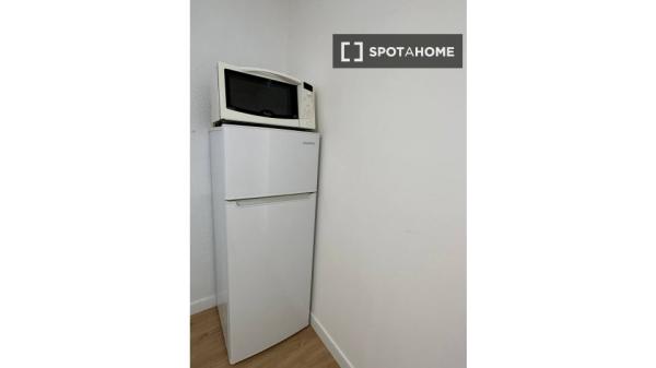 Se alquila habitación en piso de 4 habitaciones en Badalona, Barcelona