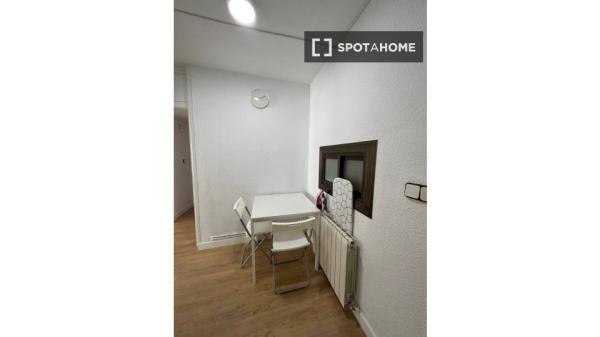 Se alquila habitación en piso de 4 habitaciones en Badalona, Barcelona