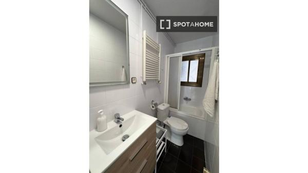 Se alquila habitación en piso de 4 habitaciones en Badalona, Barcelona