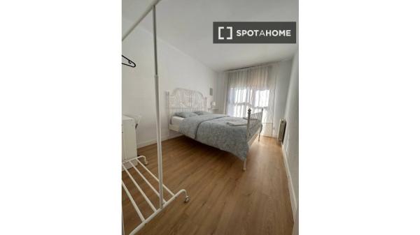 Se alquila habitación en piso de 4 habitaciones en Badalona, Barcelona