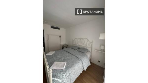 Se alquila habitación en piso de 4 habitaciones en Badalona, Barcelona