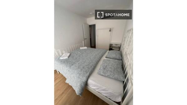 Se alquila habitación en piso de 4 habitaciones en Badalona, Barcelona