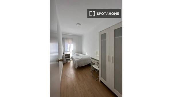 Se alquila habitación en piso de 4 habitaciones en Badalona, Barcelona