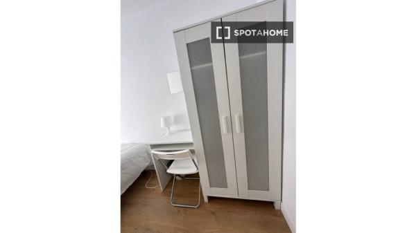 Se alquila habitación en piso de 4 habitaciones en Badalona, Barcelona