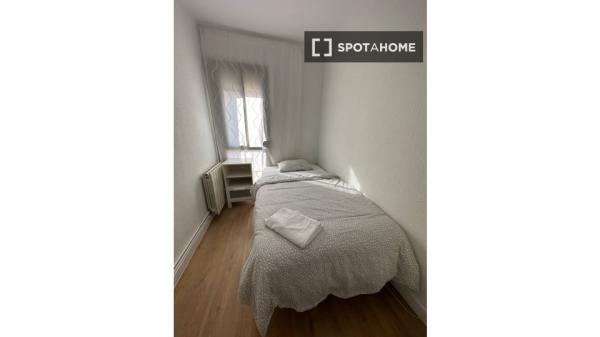 Se alquila habitación en piso de 4 habitaciones en Badalona, Barcelona