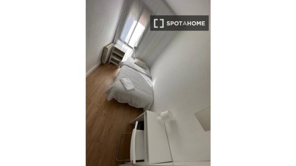 Se alquila habitación en piso de 4 habitaciones en Badalona, Barcelona