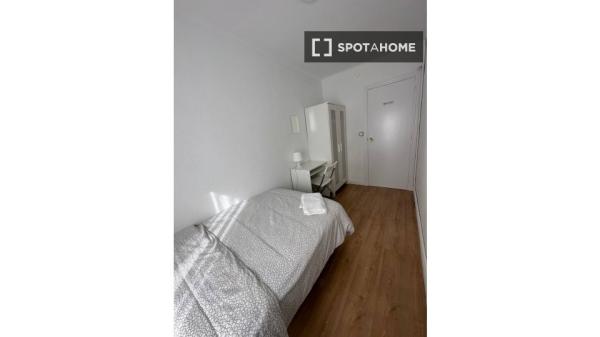 Se alquila habitación en piso de 4 habitaciones en Badalona, Barcelona