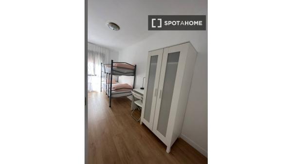 Se alquila habitación en piso de 4 habitaciones en Badalona, Barcelona