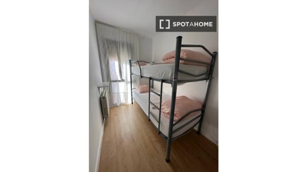Se alquila habitación en piso de 4 habitaciones en Badalona, Barcelona