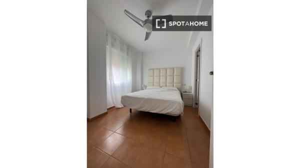 Apartamento de 2 dormitorios en alquiler en Calahonda, Málaga