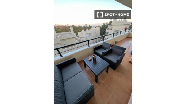 Apartamento de 2 dormitorios en alquiler en Calahonda, Málaga