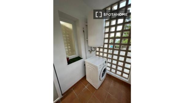 Apartamento de 2 dormitorios en alquiler en Calahonda, Málaga