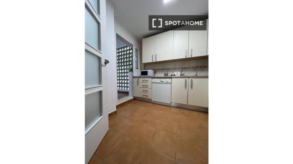 Apartamento de 2 dormitorios en alquiler en Calahonda, Málaga