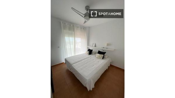 Apartamento de 2 dormitorios en alquiler en Calahonda, Málaga
