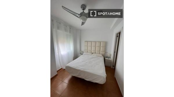 Apartamento de 2 dormitorios en alquiler en Calahonda, Málaga