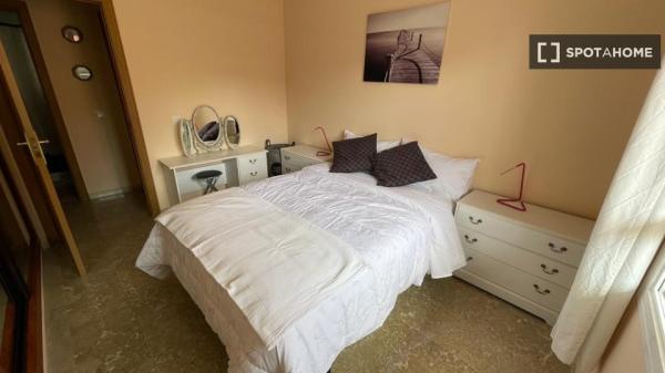 Room for rent in 3-bedroom apartment in Palma