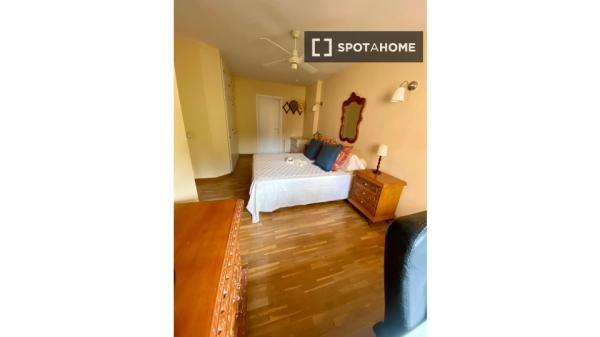 Se alquila habitación en piso de 4 habitaciones en Costillares, Madrid