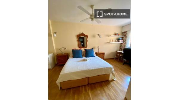 Se alquila habitación en piso de 4 habitaciones en Costillares, Madrid