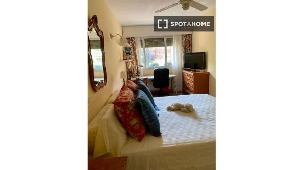 Se alquila habitación en piso de 4 habitaciones en Costillares, Madrid