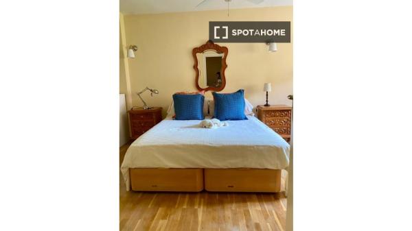 Se alquila habitación en piso de 4 habitaciones en Costillares, Madrid