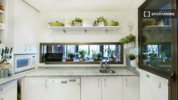 Se alquila habitación en piso de 4 habitaciones en Costillares, Madrid