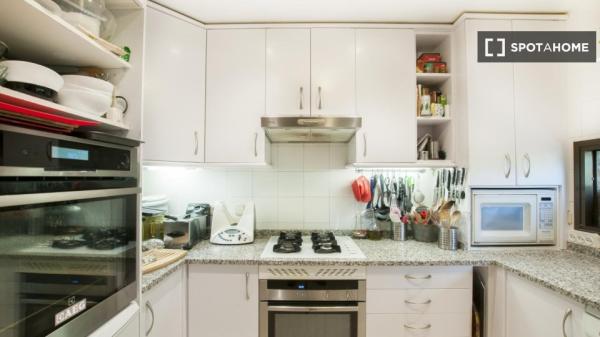 Se alquila habitación en piso de 4 habitaciones en Costillares, Madrid