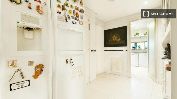 Se alquila habitación en piso de 4 habitaciones en Costillares, Madrid