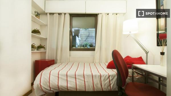 Se alquila habitación en piso de 4 habitaciones en Costillares, Madrid