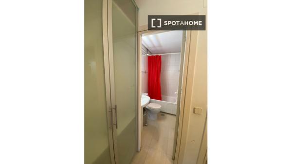 Se alquila habitación en piso de 4 habitaciones en Costillares, Madrid