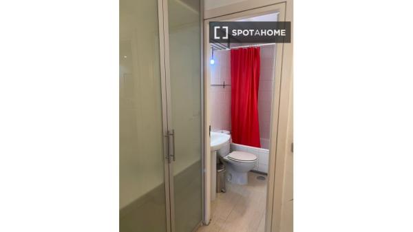 Se alquila habitación en piso de 4 habitaciones en Costillares, Madrid