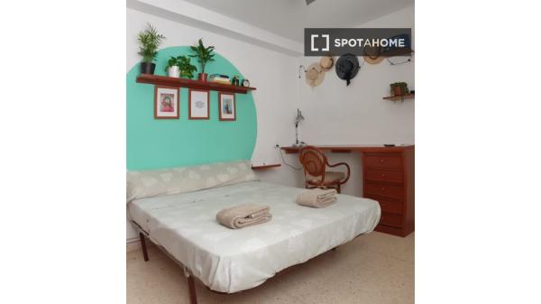 Room for rent in 4-bedroom apartment in Alacant, Alacant