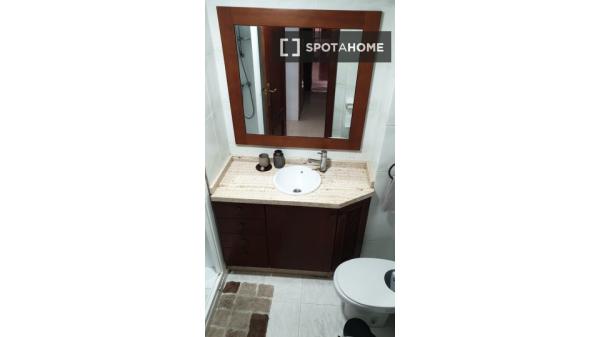 Room for rent in 4-bedroom apartment in Alacant, Alacant