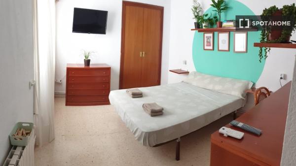 Room for rent in 4-bedroom apartment in Alacant, Alacant