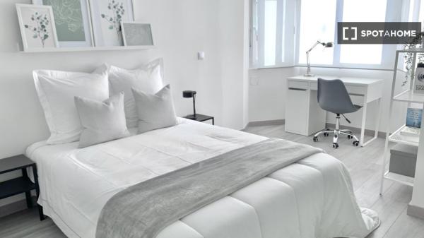 Se alquila habitación en piso de 6 habitaciones en Murcia