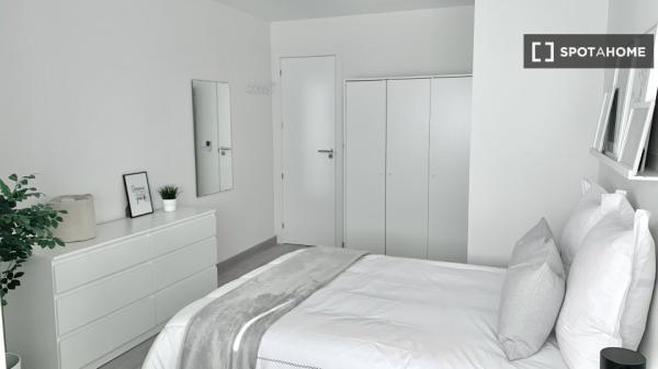 Se alquila habitación en piso de 6 habitaciones en Murcia