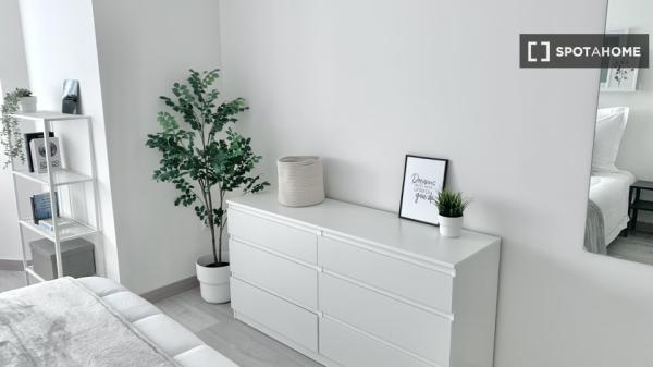 Se alquila habitación en piso de 6 habitaciones en Murcia