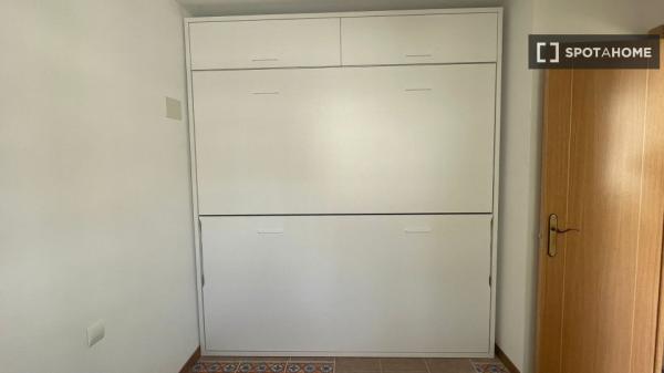 Apartamento de 2 dormitorios en alquiler en Retamar, Almería