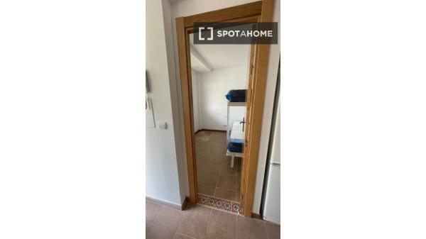 Apartamento de 2 dormitorios en alquiler en Retamar, Almería