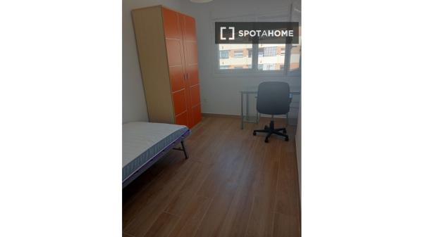 Chambre à louer dans un appartement de 3 chambres à Cadix