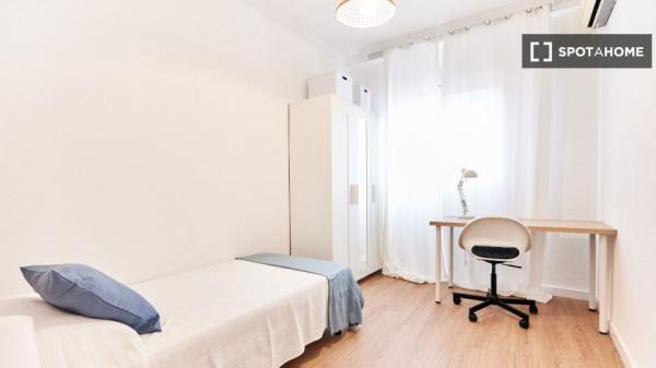 Se alquila habitación en piso de 4 habitaciones en Sevilla, Sevilla